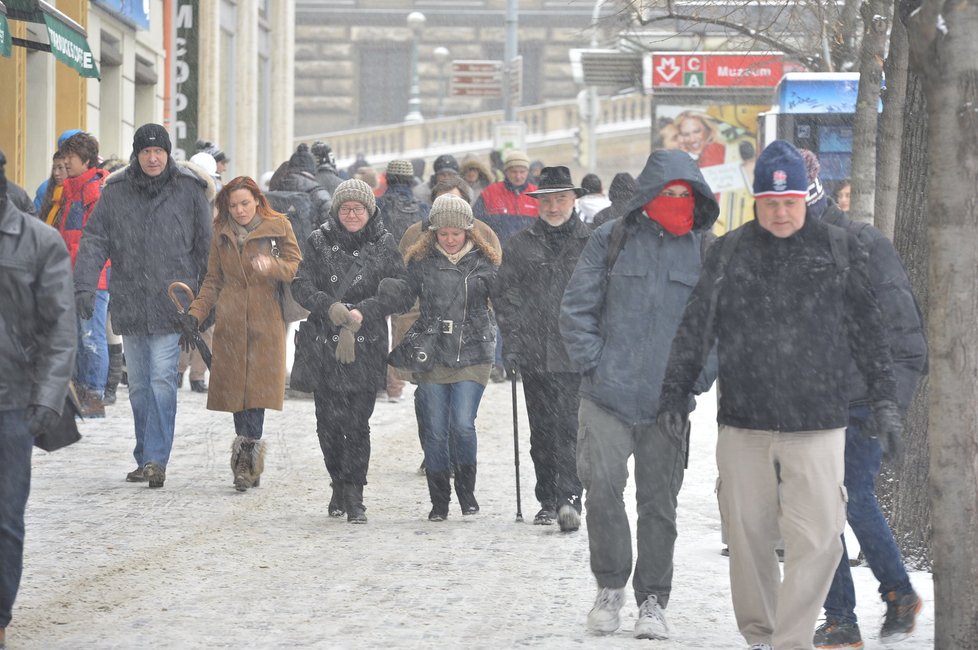 V Praze se nestíhá sníh odklízet
