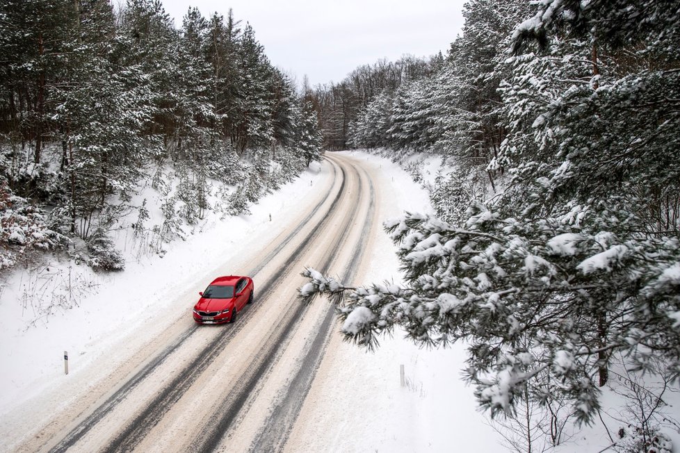 Sníh zkomplikoval dopravu po celé České republice (8. 2. 2021)