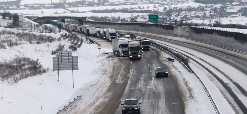 Sníh způsobil vážné dopravní komplikace v Ústeckém kraji (8.2.2021)