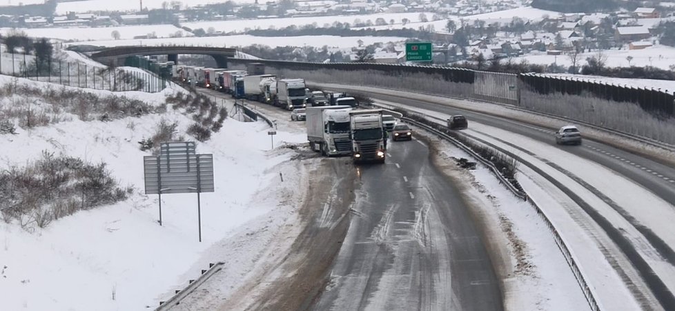 Sníh způsobil vážné dopravní komplikace v Ústeckém kraji.(8.2.2021)