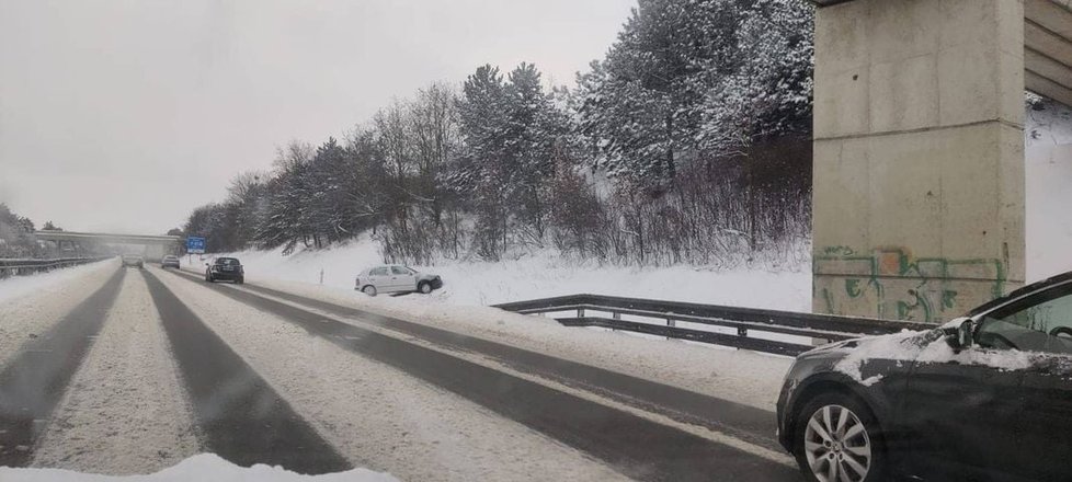 Sníh způsobil vážné dopravní komplikace v Ústeckém kraji. (8.2.2021)