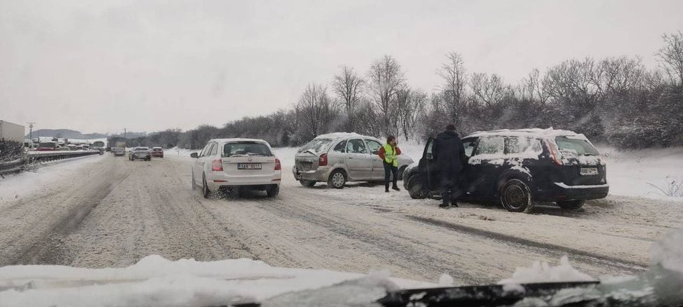 Sníh způsobil vážné dopravní komplikace v Ústeckém kraji (8. 2. 2021)