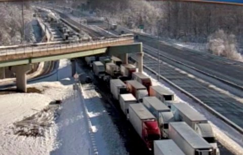 Stovky řidičů zůstaly v mrazu uvězněné na dálnici: Sněhové peklo ochromilo USA, už 5 obětí