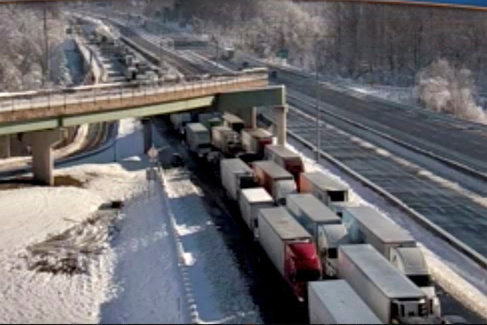 Amerika pod nánosem sněhu: Tahači zablokovali silnice.
