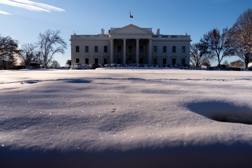 Amerika pod nánosem sněhu: Tahači zablokovali silnice