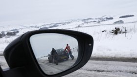Řidiči v Anglii se potýkají se sněhem a ledovkou