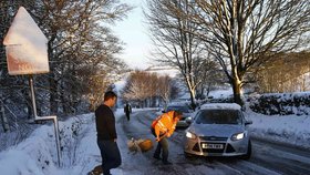Řidiči v Anglii se potýkají se sněhem a ledovkou
