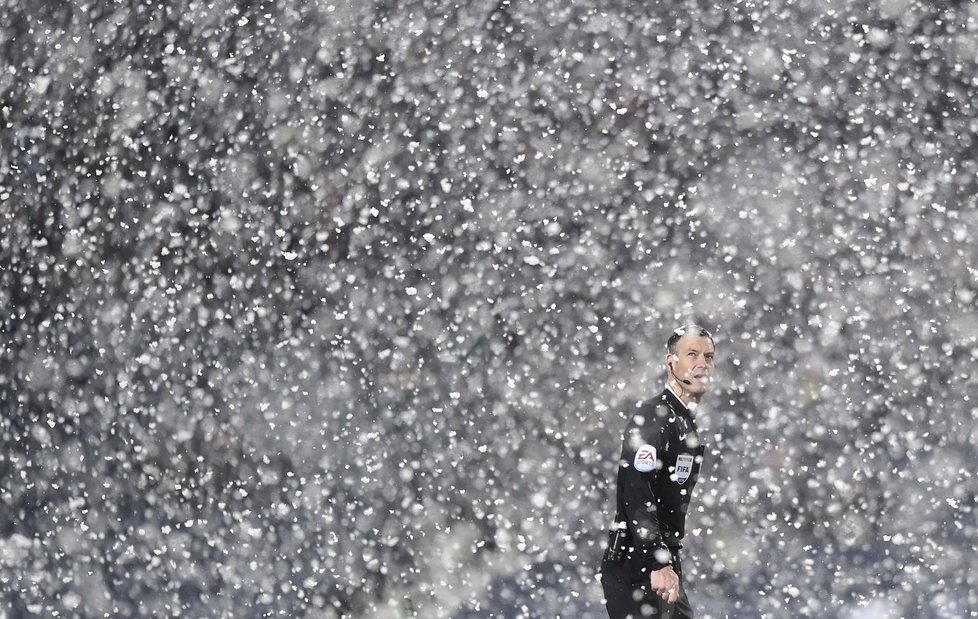 Sníh trápí Anglii: Momentka z fotbalového utkání W.B.A. vs. Manchester City