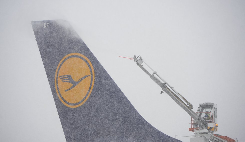 Problémy kvůli sněhu hlásila řada letišť. Potrápil i Frankfurt