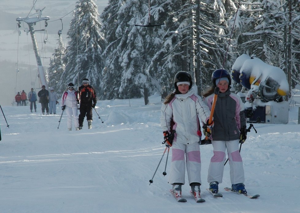 Dvojčata Nikola a Dominika Křížovy (11) z Úpice byly z prvního lyžování nadšené