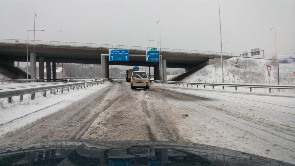 Večer policisté na víc než hodinu uzavřeli dálnici D1 ve směru na Prahu mezi 141. a 125. kilometrem, aby ji silničáři mohli posolit (ilustrační foto)