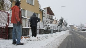 Smrt při odklízení sněhu: Infarkt dostali během jednoho dne 3 lidé (ilustrační foto)