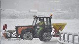 Morava pod sněhem: Desítky nehod, zpoždění v MHD a 240 tun soli na silnicích v Brně