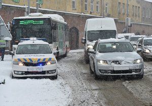 Ledovka na některých místech Česka komplikuje dopravu. Takto vypadala situace v uplynulých dnech.