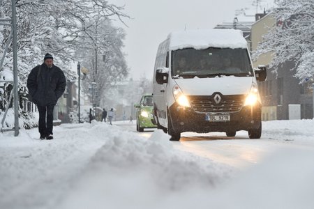 Čerstvý sníh komplikoval 28. ledna ráno dopravu na jihomoravských silnicích a způsobil kalamitu v hromadné dopravě zejména na Znojemsku, Břeclavsku a v Brně