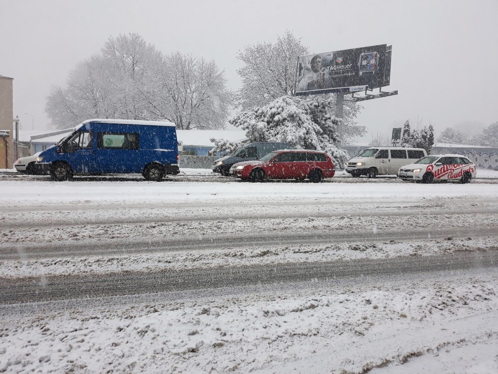 Čerstvý sníh komplikoval 28. ledna ráno dopravu na jihomoravských silnicích a způsobil kalamitu v hromadné dopravě zejména na Znojemsku, Břeclavsku a v Brně