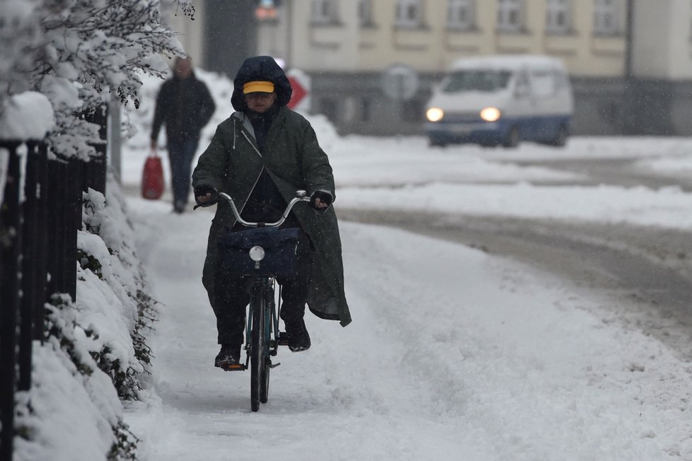 Čerstvý sníh komplikoval 28. ledna ráno dopravu na jihomoravských silnicích a způsobil kalamitu v hromadné dopravě zejména na Znojemsku, Břeclavsku a v Brně