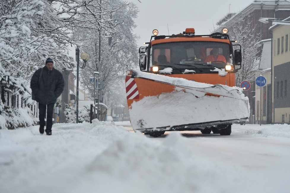 Čerstvý sníh komplikoval 28. ledna ráno dopravu na jihomoravských silnicích a způsobil kalamitu v hromadné dopravě zejména na Znojemsku, Břeclavsku a v Brně