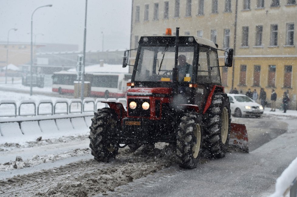 Čerstvý sníh komplikoval 28. ledna ráno dopravu na jihomoravských silnicích a způsobil kalamitu v hromadné dopravě zejména na Znojemsku, Břeclavsku a v Brně