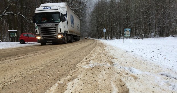 Hlavní tahy na Blanensku jsou sjízdné s velkou opatrností.