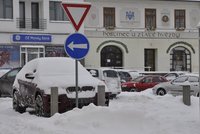 POČASÍ ONLINE: Kluzké vozovky a hromady sněhu!