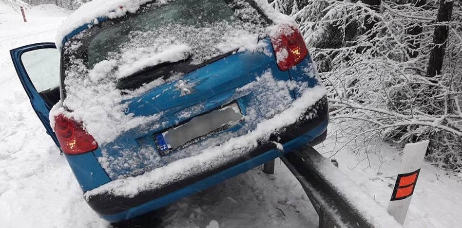 Mezi obcemi Lhůta a Šťáhlavy na Plzeňsku končilo auto na svodidlech.