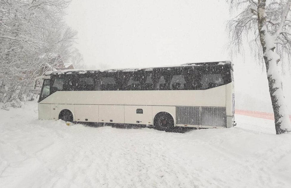 U Zelené Lhoty na Šumavě skončil autobus napříč přes silnici, cestujícím se nic nestalo.