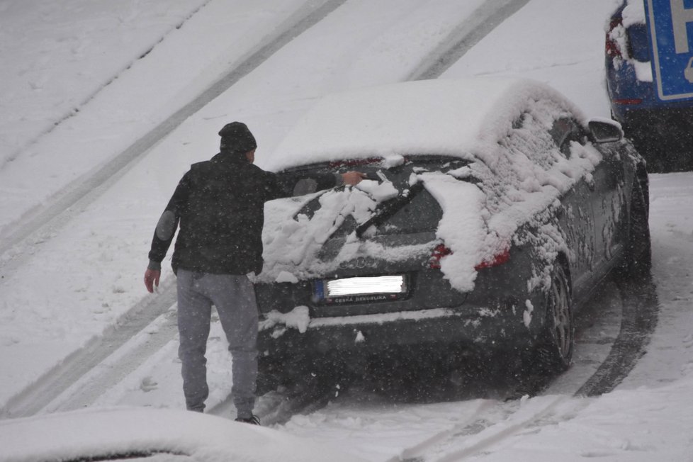 Řidičům v Plzni sníh přidělal práci.