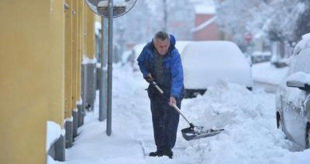 Jablonec nad Nisou vyhlásil dnes ráno kalamitu. Napadlo kolem půl metru sněhu a silničáři nestačí sníh odklízet.