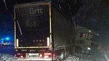 Noční sníh zkomplikoval dopravu na jižní Moravě: Na řadě míst autobusy neprojedou