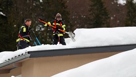 Sníh na střeše může prohnout střechu a zranit kolemjdoucí