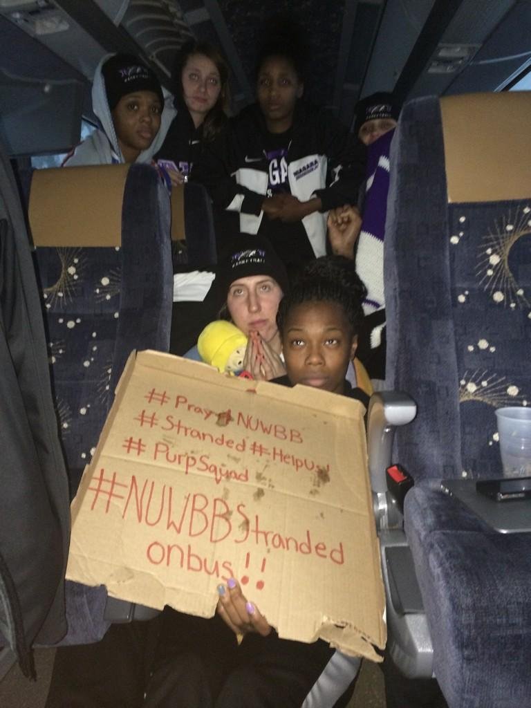 Družstvo basketbalistek z univerzity v Niagaře zůstalo trčet celých 26 hodin uvězněno v zapadaném autobusu na dálnici.