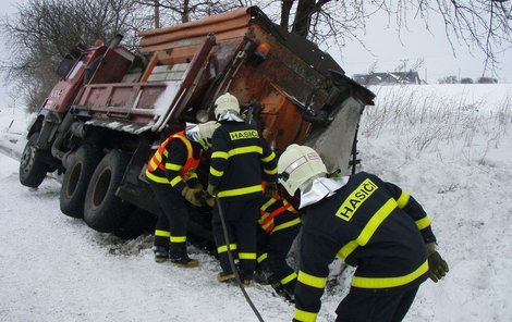 Od večera a zítra se může tvořit na silniicích náledí, upozorňují meteorologové!