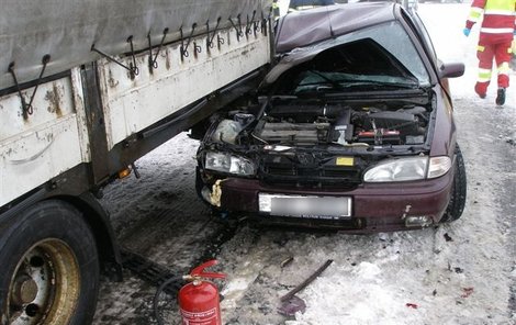 Osobní auto skončilo pod tahačem. Na letních pneumatikách neměl řidič šanci.