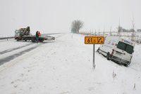 Kalamita v Česku: Sněžit přestalo, problémy pokračují!