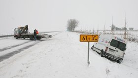 Ředitelství silnic a dálnic vydalo varování kvůli namrzlým silnicím.