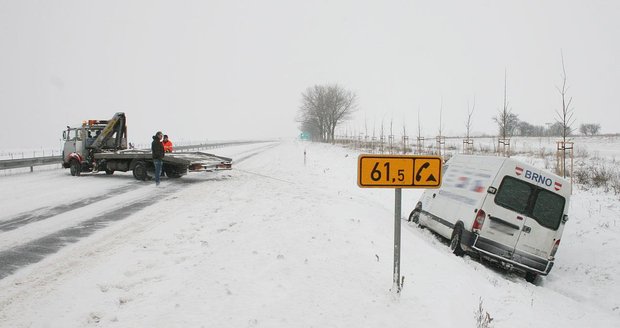Ředitelství silnic a dálnic vydalo varování kvůli namrzlým silnicím.