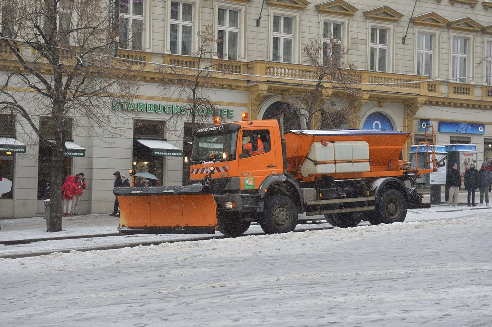 Do pražských ulic musely postupně vyjet všechny sypací vozy, které má Technická správa komunikací k dispozici.