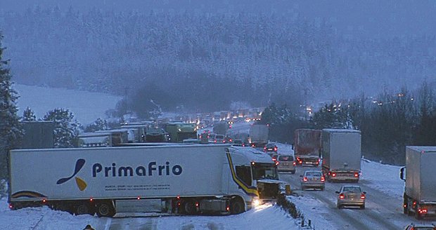 Kamion nezvládl předjíždění a po smyku zablokoval dálnici z Prahy na Brno.