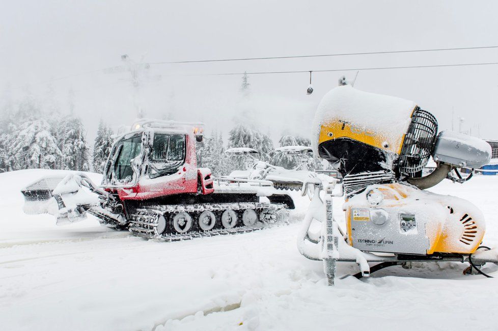 V lyžařském středisku SkiResort Černá hora - Pec probíhaly přípravy na zahájení lyžařské sezony
