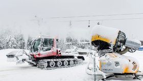 V lyžařském středisku SkiResort Černá hora - Pec probíhaly přípravy na zahájení lyžařské sezony.