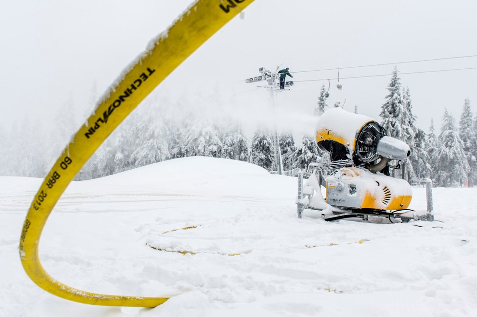 V lyžařském středisku SkiResort Černá hora - Pec probíhaly přípravy na zahájení lyžařské sezony.