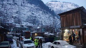 Laviny pohřbily v Kašmíru 160 lidí. Záchranáři bojují v troskách domů o čas