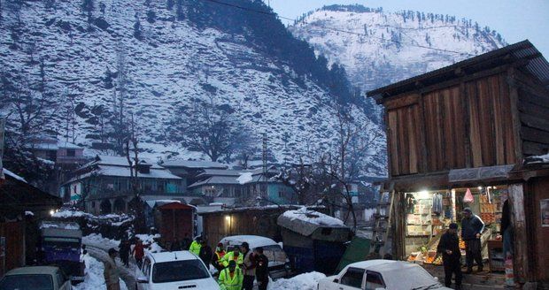 Laviny pohřbily v Kašmíru 160 lidí. Záchranáři bojují v troskách domů o čas