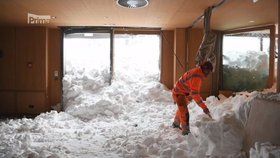 Masa sněhu zničila hotelovou jídelnu