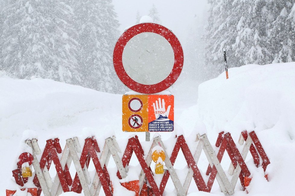 V rakouských i německých Alpách s dalším sněžením rychle roste nebezpečí lavin. (9.1.2019)