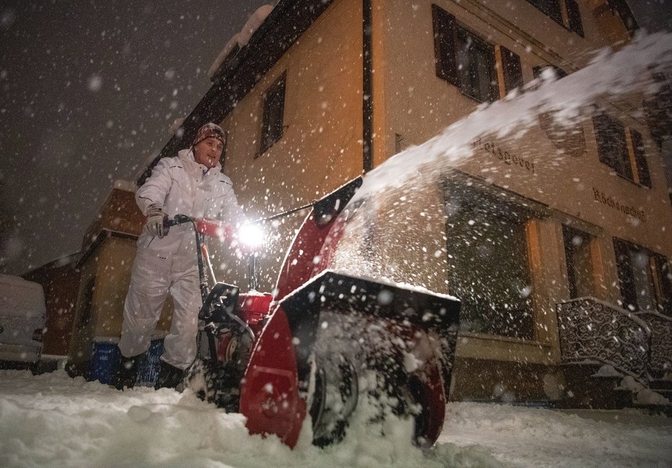 V rakouských i německých Alpách s dalším sněžením rychle roste nebezpečí lavin. (9.1.2019)