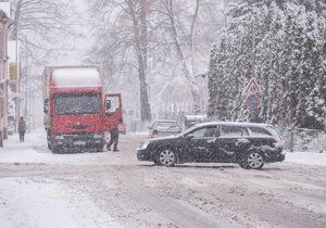 Řidiče na Plzeňsku potrápil sníh a silný vítr. Ilustrační foto.