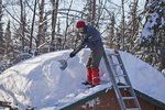 Na odklízení sněhu si přizvěte raději odborníky. Ač se zdá být riziko pádu malé, záchranáři každý rok vyjíždějí k desítkám zraněných.