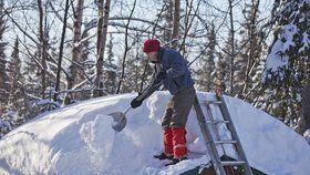 Na odklízení sněhu si přizvěte raději odborníky. Ač se zdá být riziko pádu malé, záchranáři každý rok vyjíždějí k desítkám zraněných.